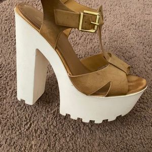 Super cute chunky heel! 👠